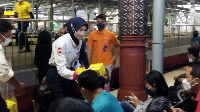 stasiun tugu bagikan takjil gratis pemudik lebaran 2022
