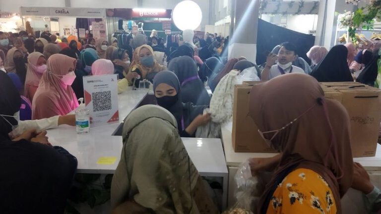 suasana pengunjung muslim life fair jogja 2022