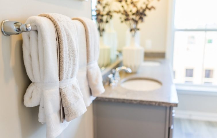 tips penempatan handuk di toilet