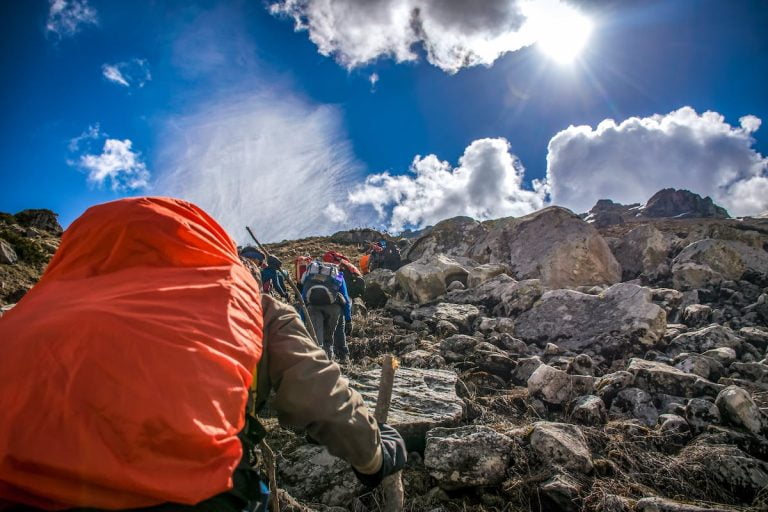 Perlengkapan Saat Mendaki Gunung