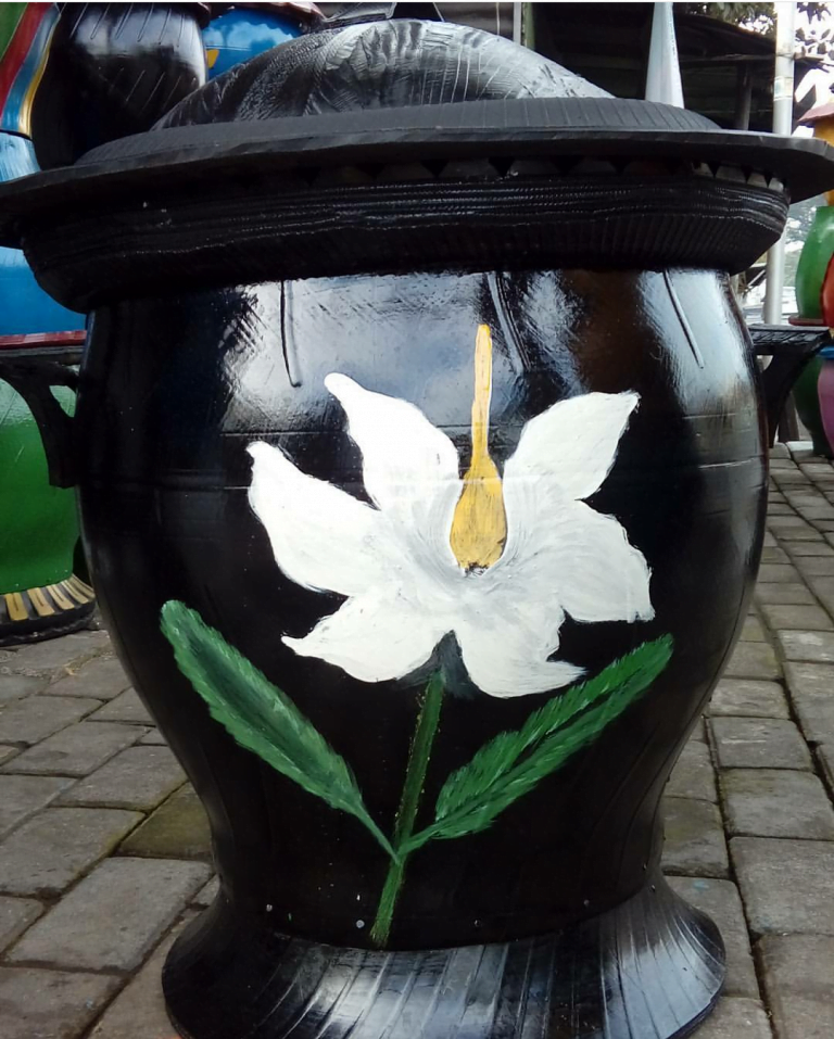 tong sampah dari ban bekas milik umkm mekar jaya sentosa kab. pasuruan