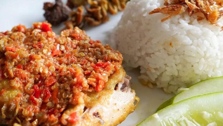 Ayam Gepuk Pak Gembus: Sejarah dan Ceritanya