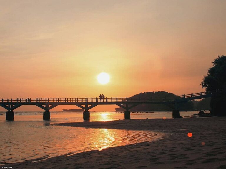 sunset di pantai balekambang