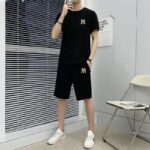 Outfit Cowok Kekinian, di Tahun 2024! Kaus Basic dengan Celana Pendek