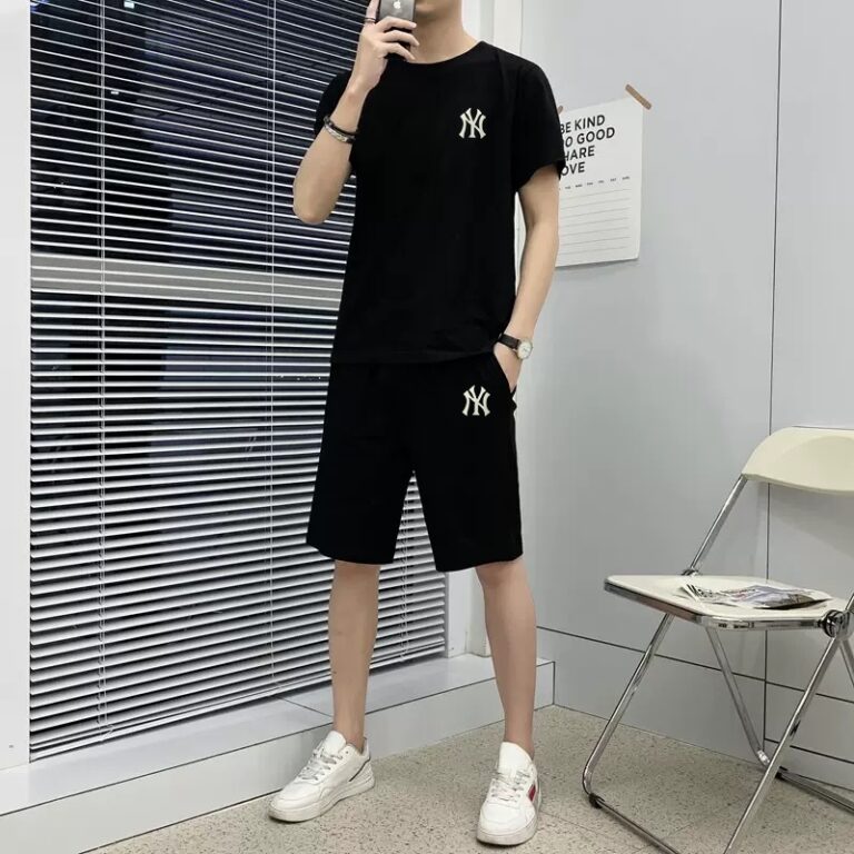 Kaus Basic dengan Celana Pendek