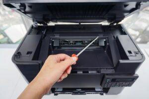 Masalah printer laserjet bergaris sebaiknya tidak diserahkan ke tempat servis yang abal-abal. Penanganan yang tidak profesional bisa membuat masalah selesai sementara